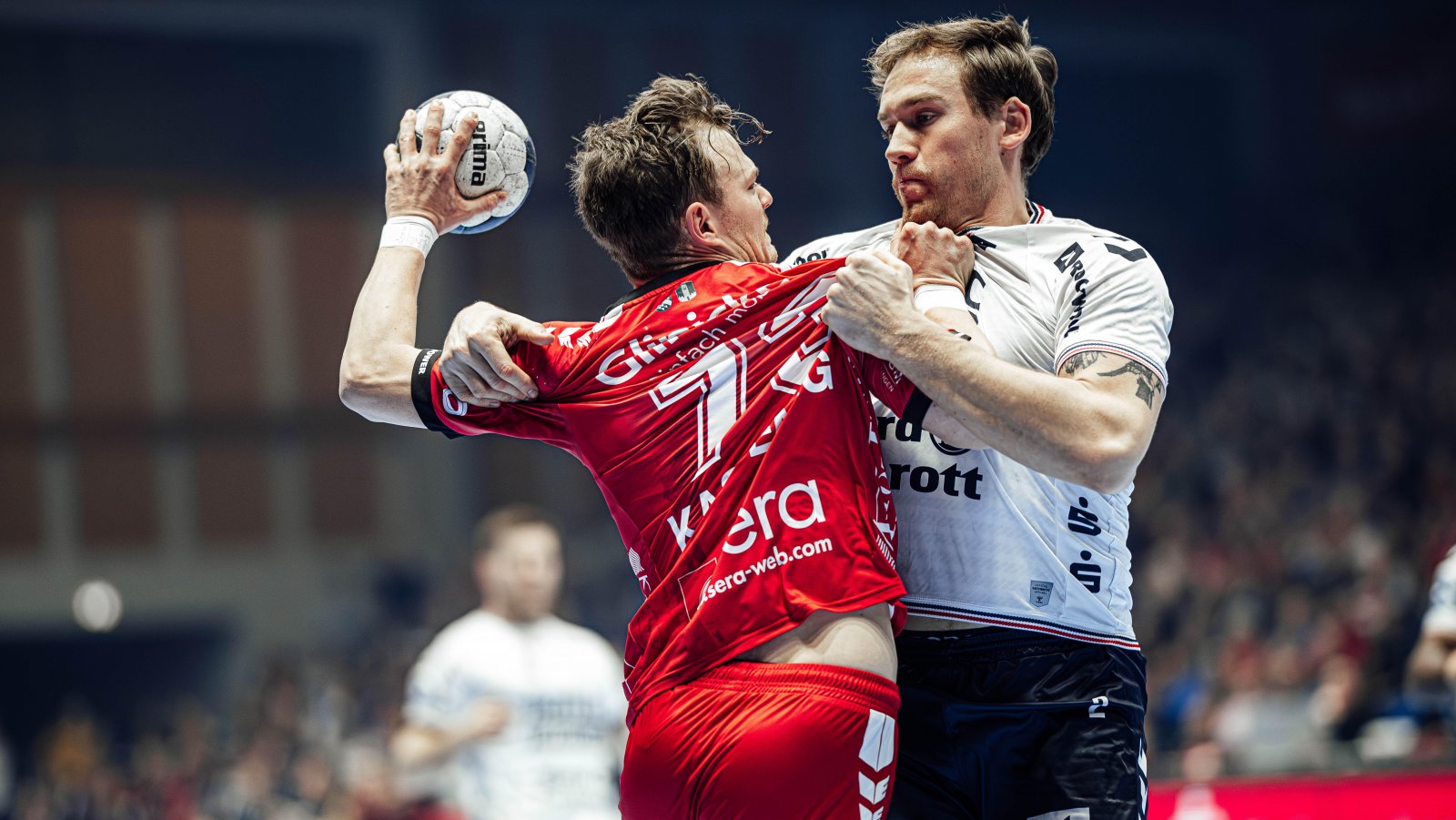 W szóstej serii Bundesligi pewne zwycięstwa faworytów, hit przełożony na grudzień